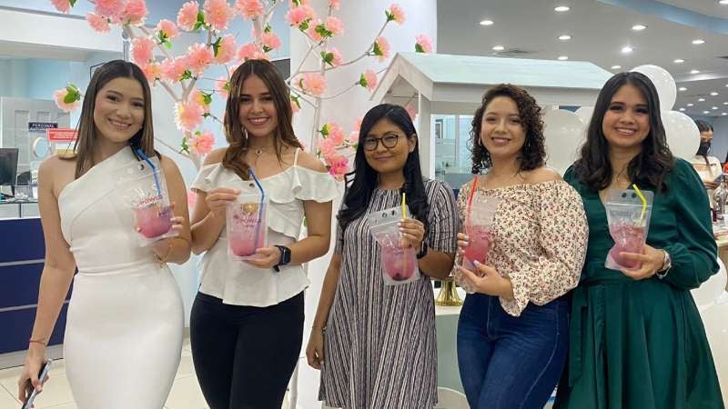 Parte del equipo de Cofisa con sus cócteles, celebrando este 25 de enero.