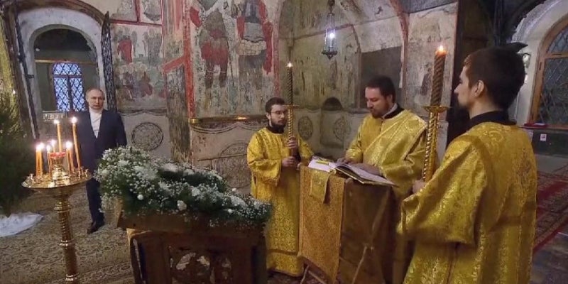 PUTIN EN MISA PUTIN EN MISA