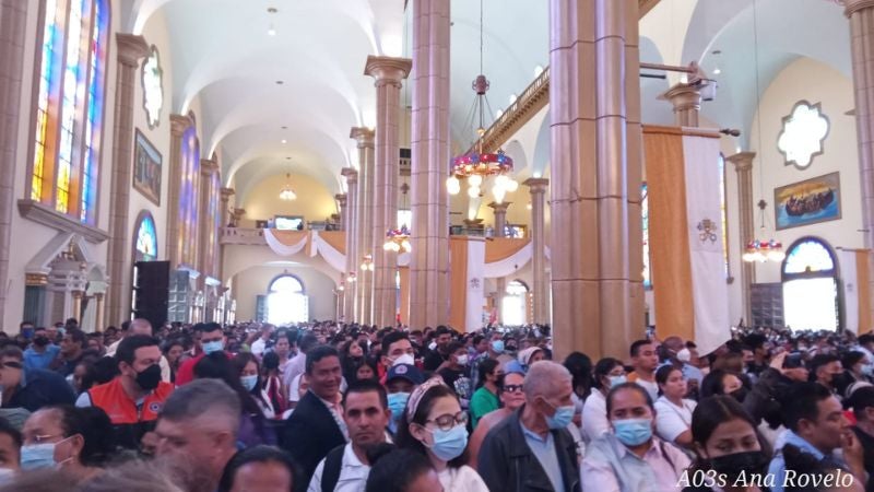 Presidenta Xiomara Castro asiste a misa