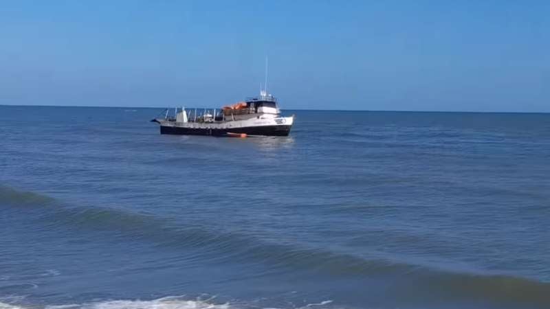 Embarcación encalla en La Ceiba