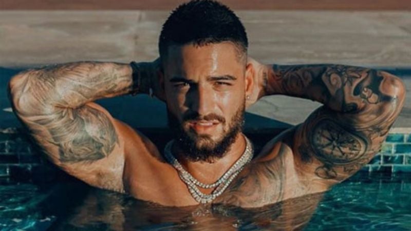 Maluma desnudo en piscina