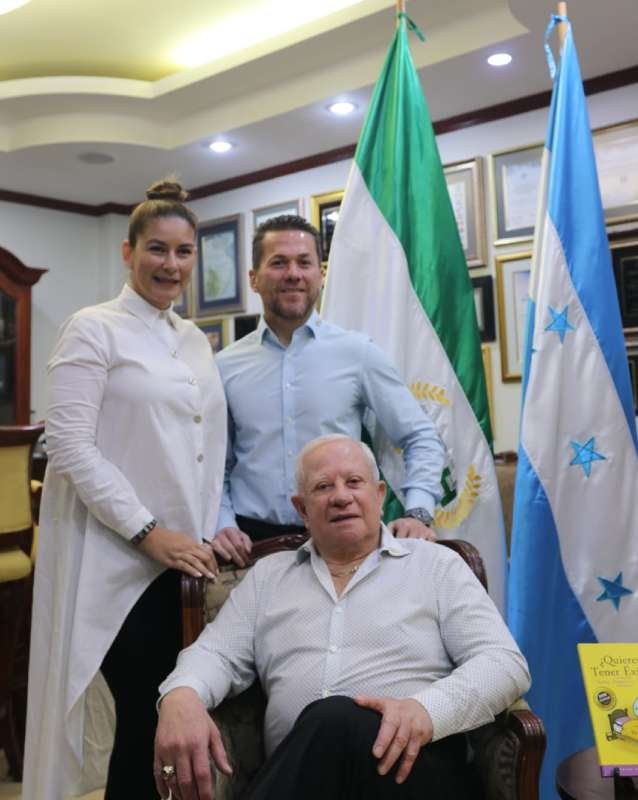 Ruth Arita junto al presidente y vicepresidente de UTH.