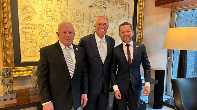 Roger D. Valladares, Ricardo Salinas y Roger E. Valladares.