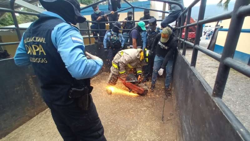 Paquetes de droga en camión