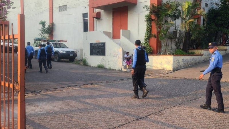 resguardan instalaciones de Hondutel protestas