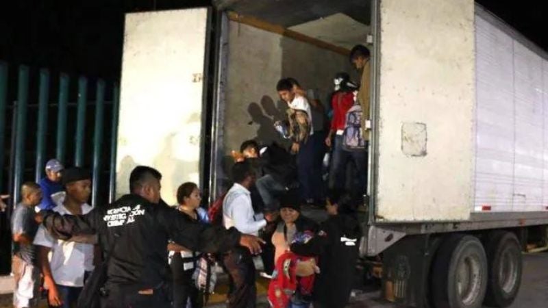 Rescatan migrantes tráiler México Rescatan migrantes tráiler México