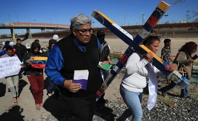 Migrantes en viacrucis por incendio en México