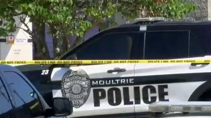 Un segundo hecho, ocurrió en la misma localidad, sin embargo, sobre el último, la Policía no dio más detalles aunque sí informó que el día de hoy hubo dos registros. Hasta ahora solo han dado a conocer que no hay ningún detenido pero no han confirmado si los sucesos están relacionados.