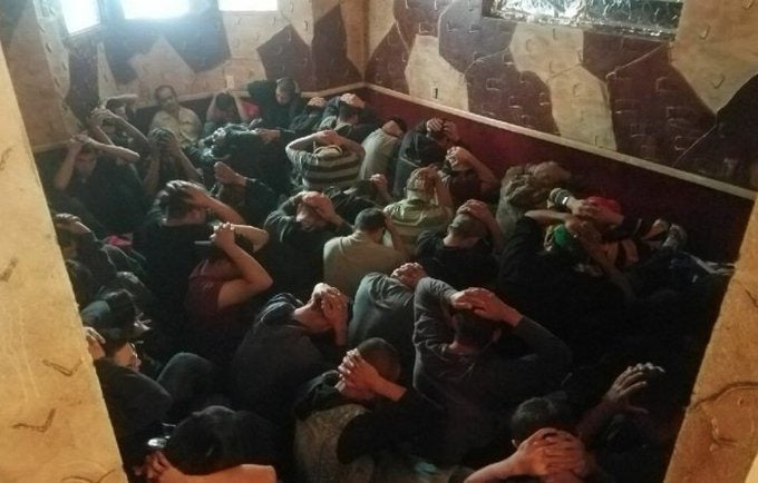 Policías hallan a 41 migrantes hacinados México