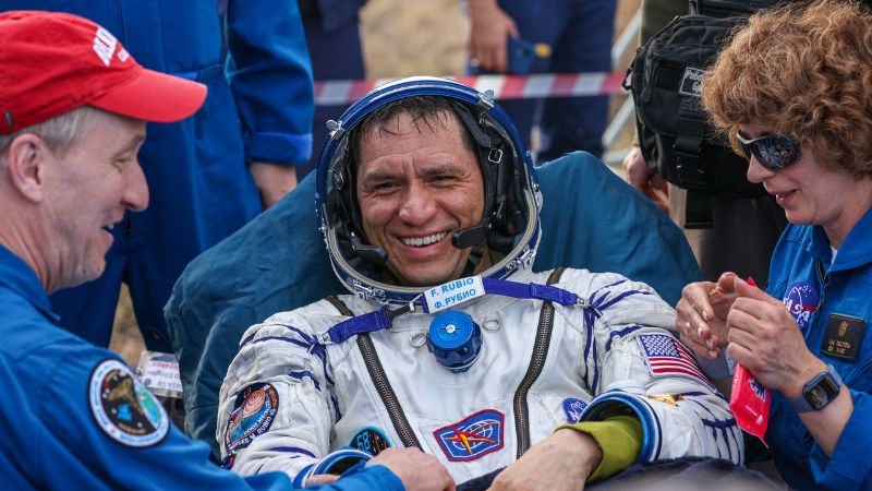 Regresa tierra astronauta varado espacio