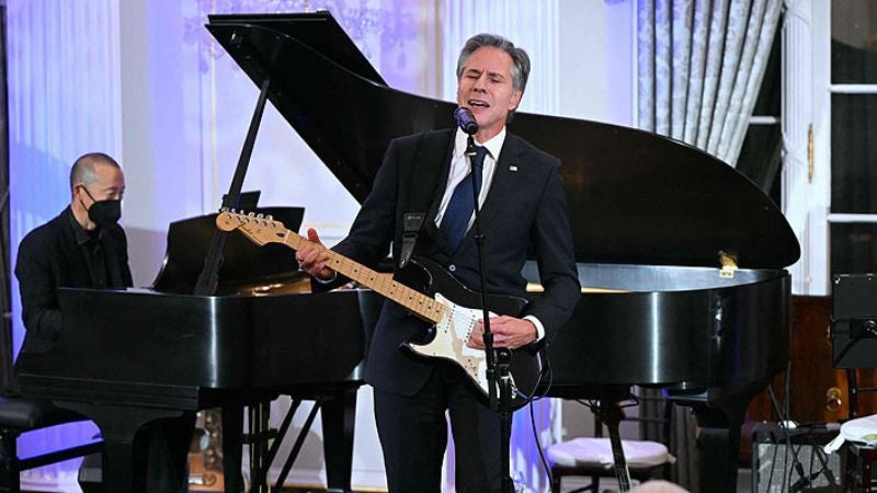 Blinken toca la guitarra
