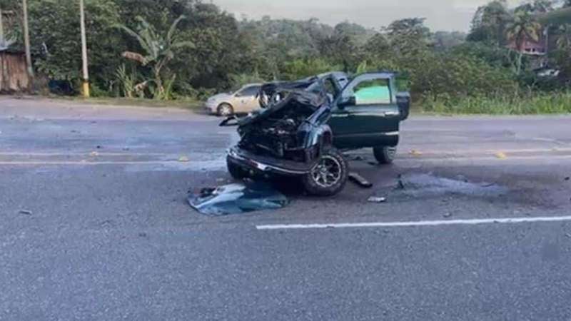 Choque de pick-up y camión