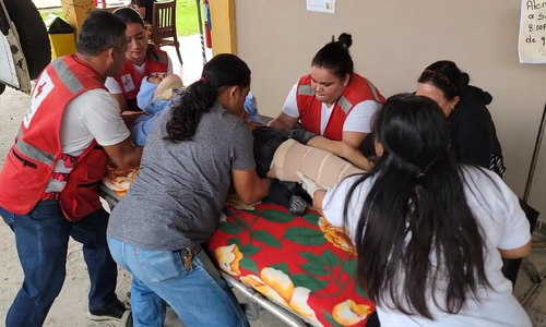 Joven por poco muere soterrado mientras trabajaba en una fosa en Copán