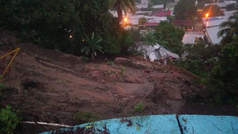 Buscan niña adulto alud en Choloma