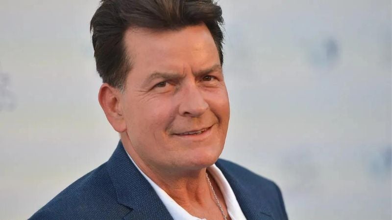 Charlie Charlie Sheen es atacado