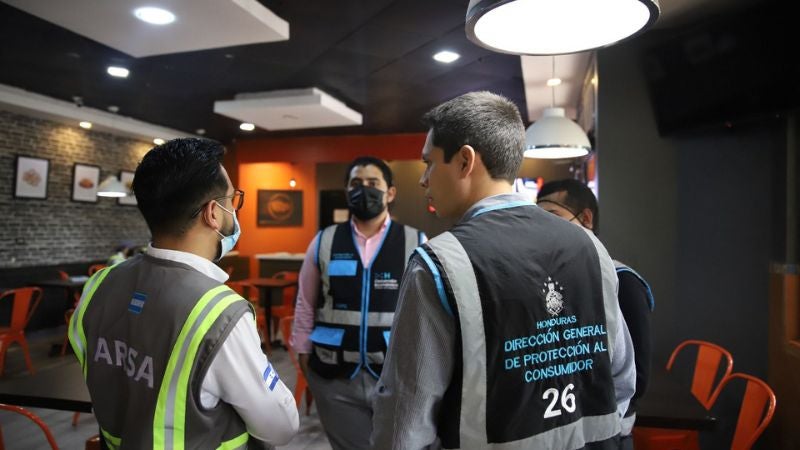 Tras denuncias cierran reconocido restaurante de alitas en Tegucigalpa