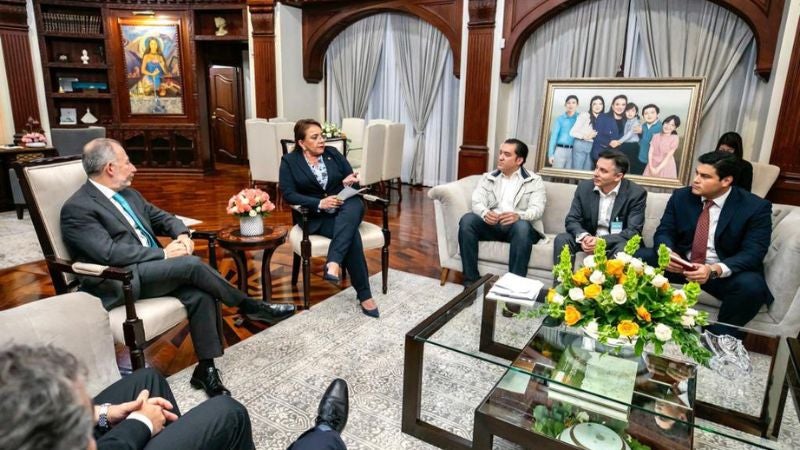Xiomara Castro se reúne CAF