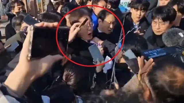 Apuñalan líder de la oposición de Corea del Sur