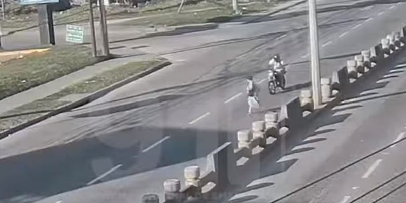 Motociclista arrolla mujer