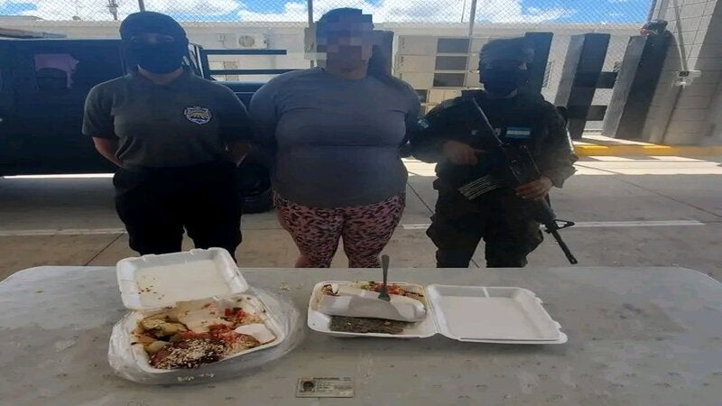 Mujer intenta ingresar droga en una bandeja de comida a la 