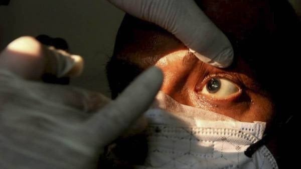 un hombre por hongo negro
