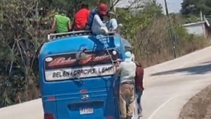 pasajeros en el techo de un rapidito