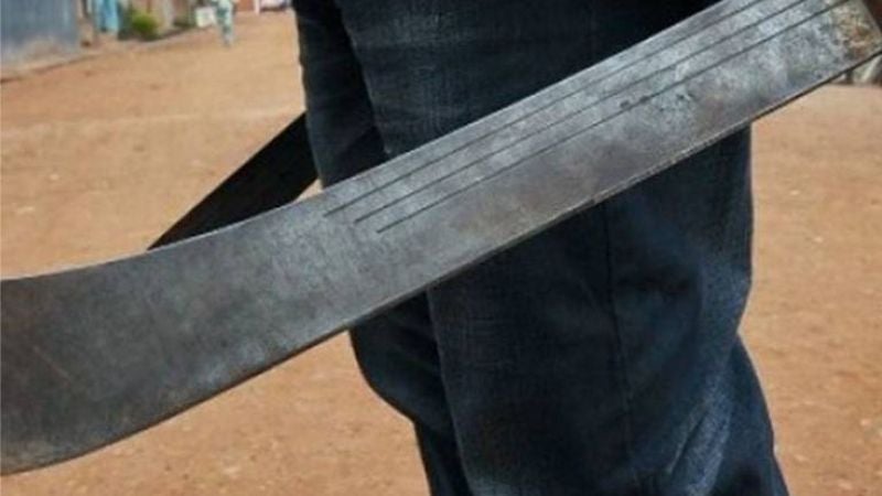 Niño machete