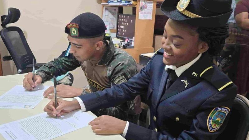 Oficiales casas uniforme reglamento