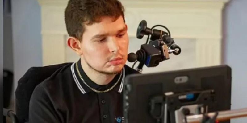 Joven escribe un libro ¡Sorpréndete! Joven logra escribir un libro usando solo los ojos