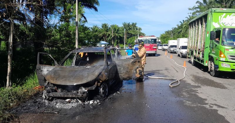 Llamas consumen una camioneta Kia en Colón