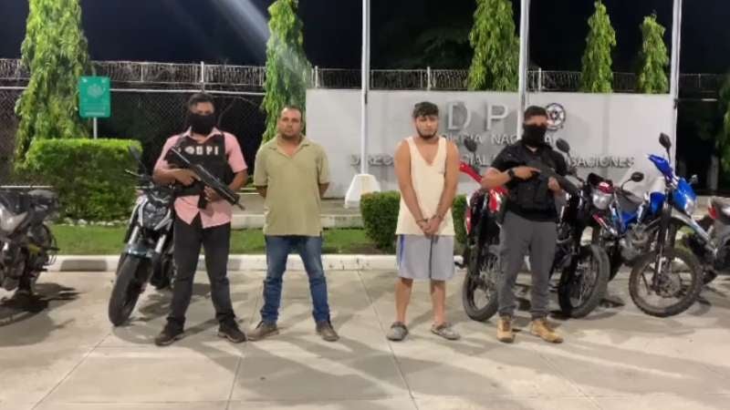 Hombres con 6 motocicletas