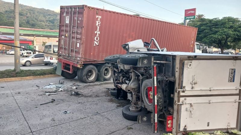 conductor muere tras chocar con rastra conductor muere tras chocar con rastra