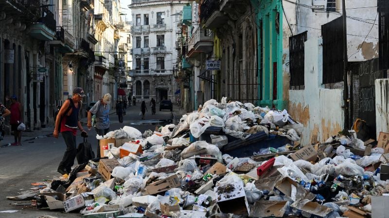 La basura se acumula en una Habana desbordada
