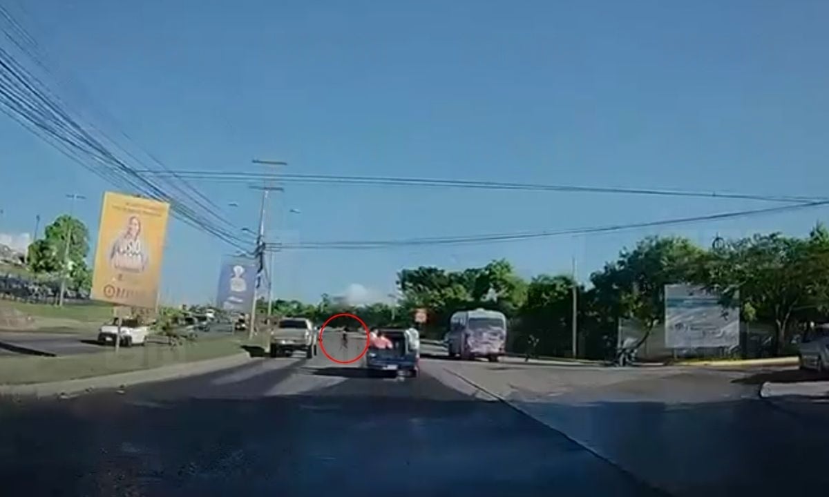 Hombre supuestamente se lanza hacia ruedas de un vehículo en movimiento en TGU Hombre supuestamente se lanza hacia ruedas de un vehículo en movimiento en TGU