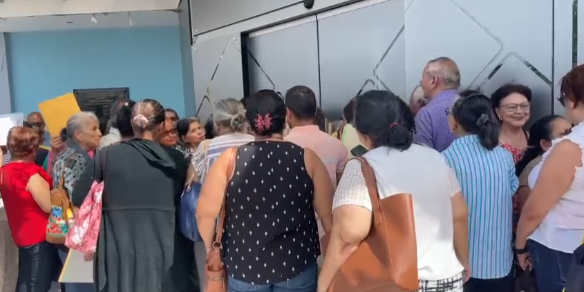 Jubilados llegan al INPREMA a exigir pago de las «60 Rentas»