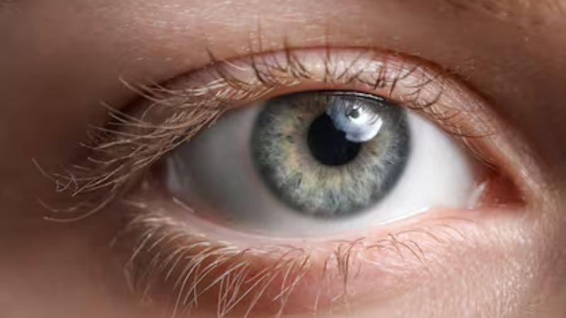 Por qué laten los ojos, según expertos