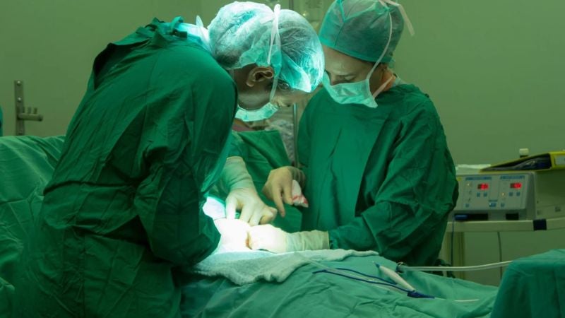 hombre muerto se despierta