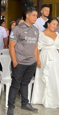 Hombre se casa con camisa del Real Madre.