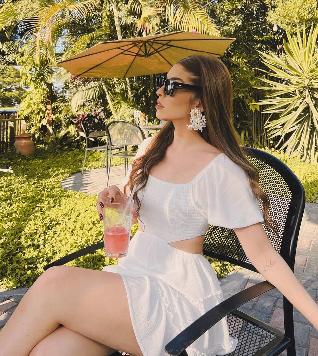 Captan a Cesar Enamorado coqueteándole a presentadora