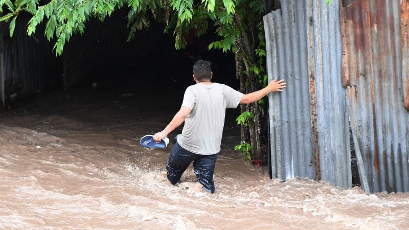 Sara se debilitan en su paso por Belice tras causar muertes y devastación en Honduras