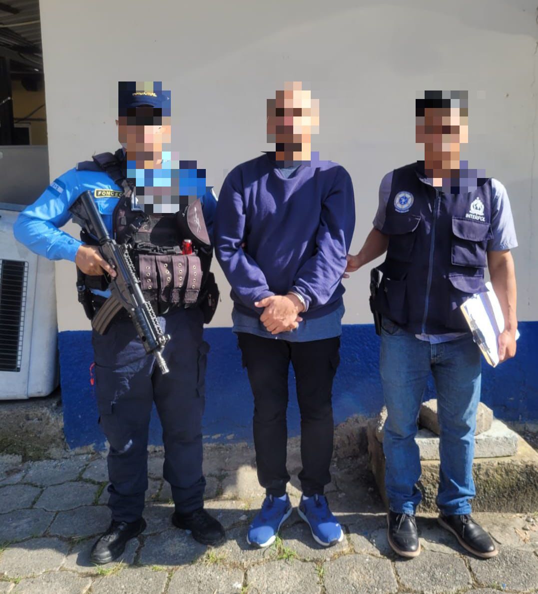 El hombre deberá responder por los delitos.