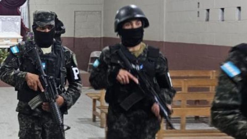 militares en enfrentamiento