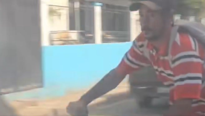 hombre hurtando bicicleta Olancho