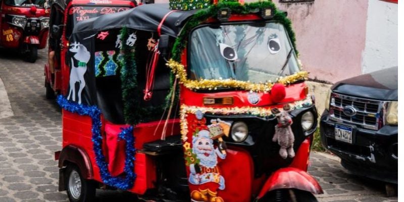 Mototaxistas contagian de magia navideña a los pasajeros con sus vehículos decorados