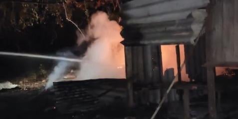 Incendio en Los Robles borracho quema casa