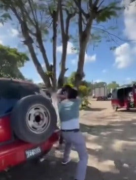 Dos taxistas se agreden a puño limpio Yoro