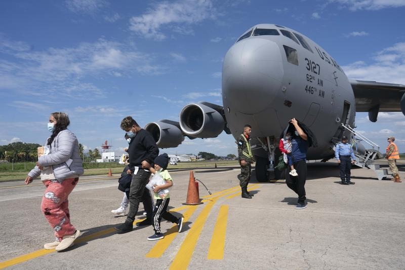 Llega a SPS vuelo101 hondureños retornados