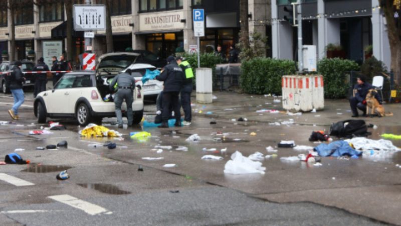 Pánico en Múnich: Coche embiste a multitud
