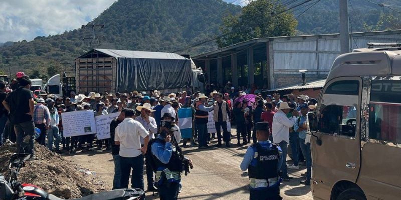Productores de cebolla levantan protesta tras lograr reunión con el gobierno