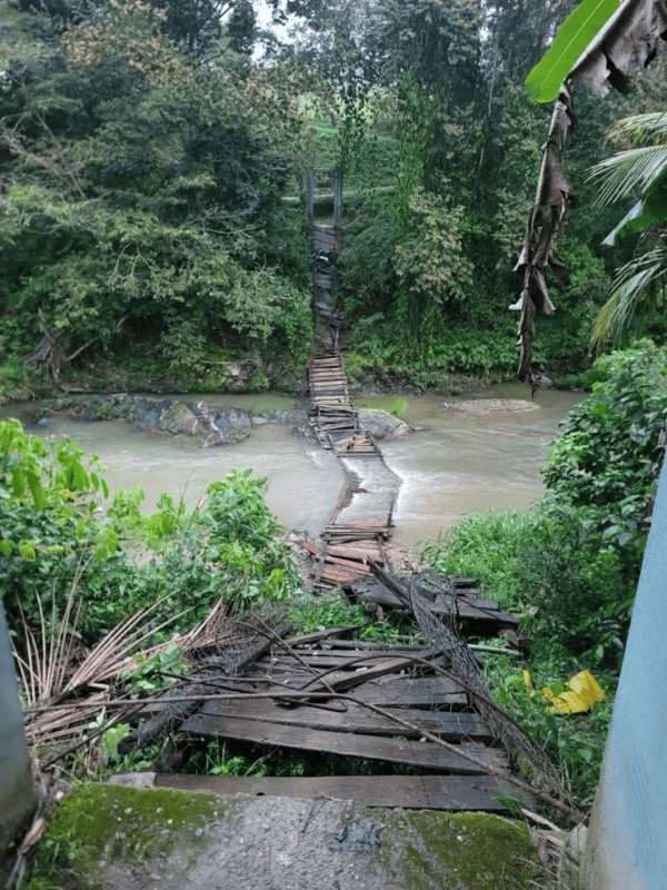 Pánico en Catacamas puente de hamaca colapsa